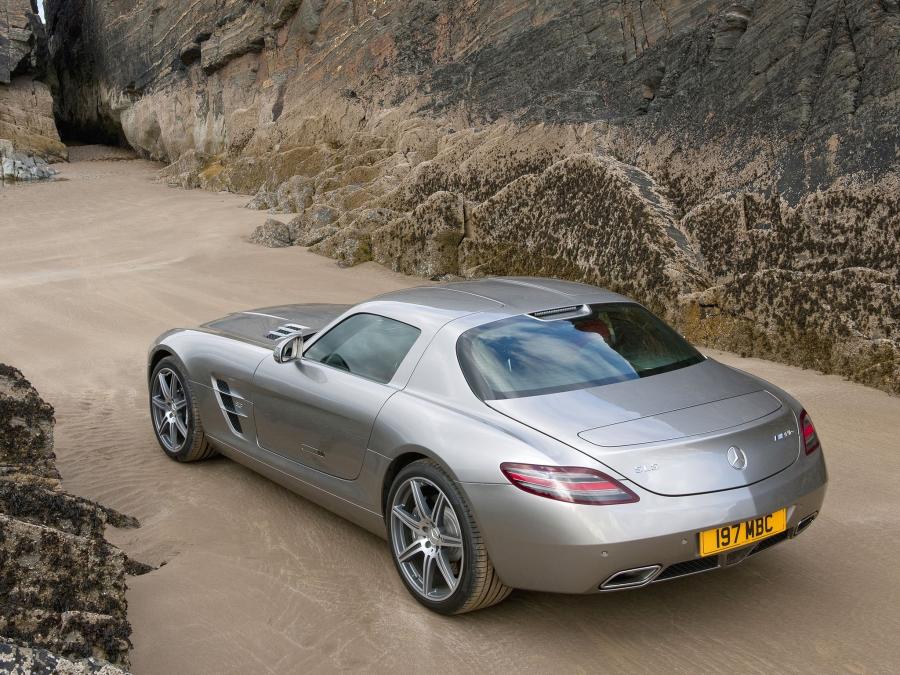  Mercedes-Benz SLS AMG 2010 года  (UK) (фото 11 из 19)